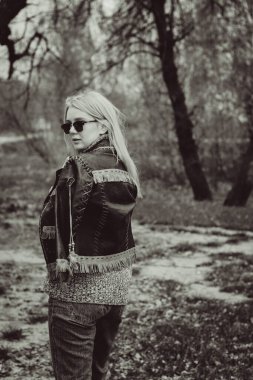 Açık havada Amerikan kırsalında güzel sarı saçlı bir kızın portresi. Harika bir kız. Soğuk hava