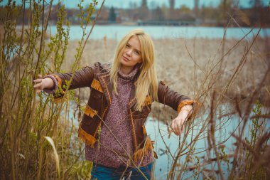 Açık havada Amerikan kırsalında güzel sarı saçlı bir kızın portresi. Harika bir kız. Soğuk hava