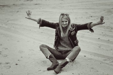 Açık havada Amerikan kırsalında güzel sarı saçlı bir kızın portresi. Harika bir kız. Soğuk hava