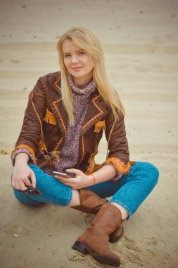 Açık havada Amerikan kırsalında güzel sarı saçlı bir kızın portresi. Harika bir kız. Soğuk hava