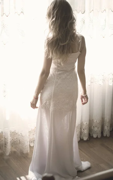 优雅而浪漫的年轻女子穿着时髦的长长的花边白色连衣裙的画像 — 图库照片