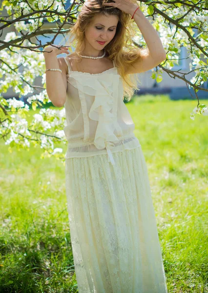 Portret Van Elegante Romantische Jonge Vrouw Dragen Modieuze Lange Kant — Stockfoto