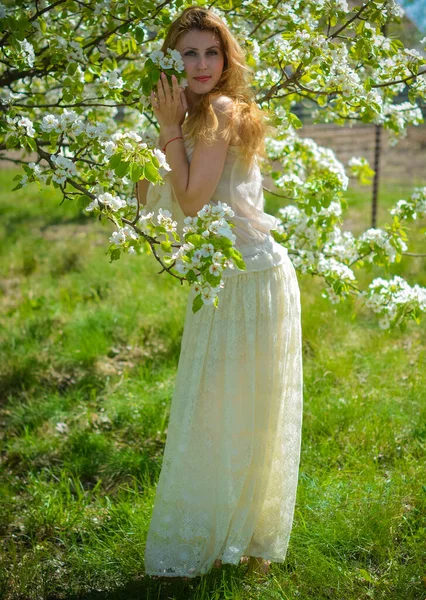 Porträt Einer Eleganten Romantischen Jungen Frau Die Ein Modisches Langes — Stockfoto