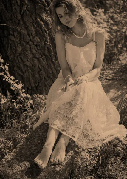 Retrato Elegante Romântico Jovem Mulher Vestindo Vestido Branco Renda Longa — Fotografia de Stock