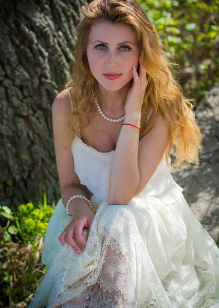 Şık Uzun Dantelli Beyaz Elbise Giyen Romantik Bir Kadının Portresi — Stok fotoğraf