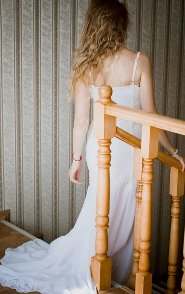 Retrato Elegante Romântico Jovem Mulher Vestindo Vestido Branco Renda Longa — Fotografia de Stock