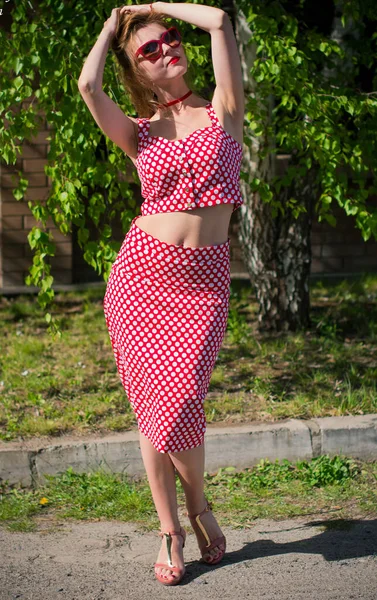 Hravá Americká Sladká Sexy Dívka Kombinéze Puntíky Červenými Rty Slunečními — Stock fotografie