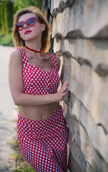 Игривая Американская Милая Сексуальная Девушка Костюме Горошек Красными Губами Солнцезащитными — стоковое фото