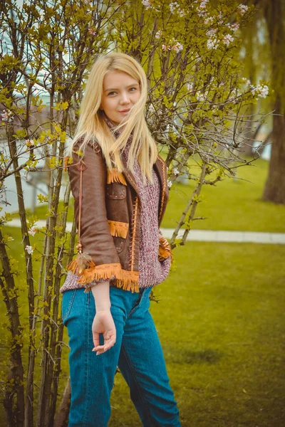 一个美丽的金发女孩穿着美国乡村风格的衣服站在户外的画像 令人惊奇的好女孩 寒冷的天气 — 图库照片