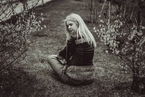 Porträtt Vacker Blond Hårig Flicka Amerikansk Lantlig Stil Klänning Utomhus — Stockfoto