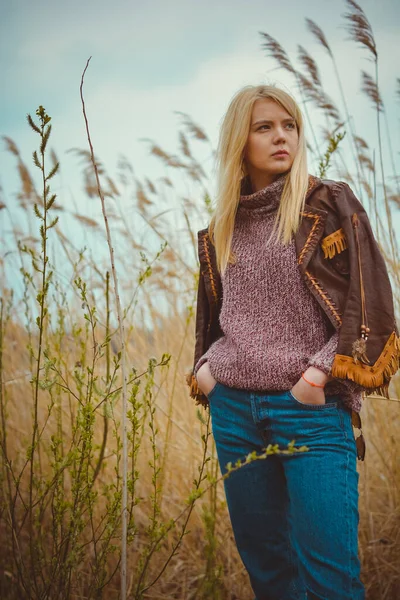一个美丽的金发女孩穿着美国乡村风格的衣服站在户外的画像 令人惊奇的好女孩 寒冷的天气 — 图库照片