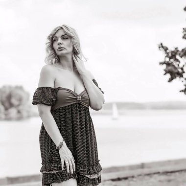 Hanımlar için güzel vintgae tarzı, eski polka noktalı elbise. Artı L-XI beden bir kadın, havalı bir tarzı var. 