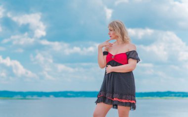 Hanımlar için güzel vintgae tarzı, eski polka noktalı elbise. Artı L-XI beden bir kadın, havalı bir tarzı var. 