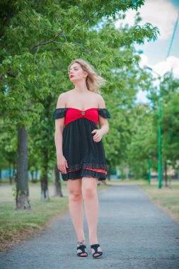 Hanımlar için güzel vintgae tarzı, eski polka noktalı elbise. Artı L-XI beden bir kadın, havalı bir tarzı var. 