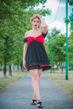 Hanımlar için güzel vintgae tarzı, eski polka noktalı elbise. Artı L-XI beden bir kadın, havalı bir tarzı var. 