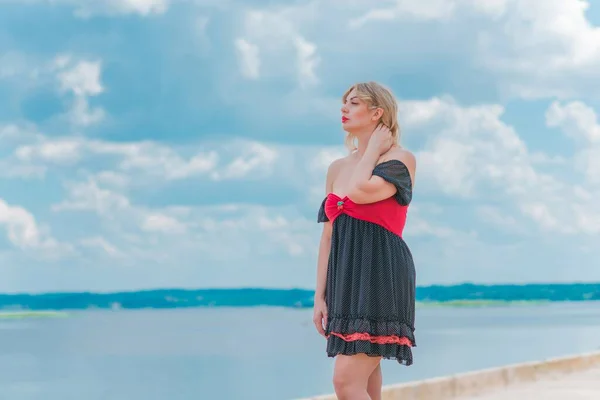 Hanımlar Için Güzel Vintgae Tarzı Eski Polka Noktalı Elbise Artı — Stok fotoğraf
