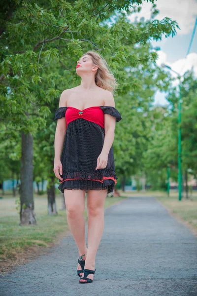 女性のためのかなりヴィンテージスタイル レトロポルカドットドレス プラスサイズL Xlサイズ女性で自然 空想スタイル — ストック写真