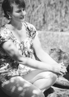 Olgun Avrupalı bir kadın haftasonu kır evine yakın bir yerde güneşli yaz günlerinde keyifli olur.