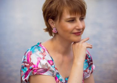 Olgun Avrupalı bir kadın haftasonu kır evine yakın bir yerde güneşli yaz günlerinde keyifli olur.