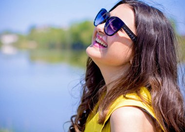 Modern Arap kadın yaşam tarzı, rahatlama günü. Yazın haftasonu çok güzel bir kız. Kız mutluluğu hisset ve rahatla.