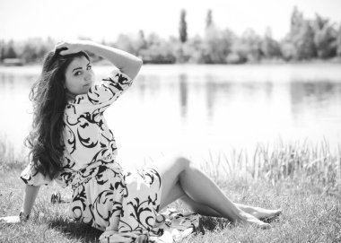 Modern Arap kadın yaşam tarzı, rahatlama günü. Yazın haftasonu çok güzel bir kız. Kız mutluluğu hisset ve rahatla.