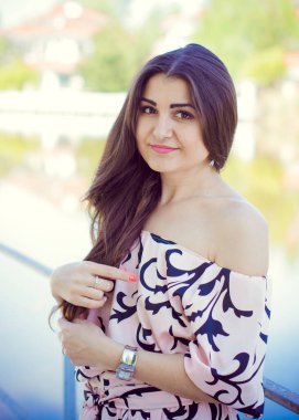 Modern Arap kadın yaşam tarzı, rahatlama günü. Yazın haftasonu çok güzel bir kız. Kız mutluluğu hisset ve rahatla.