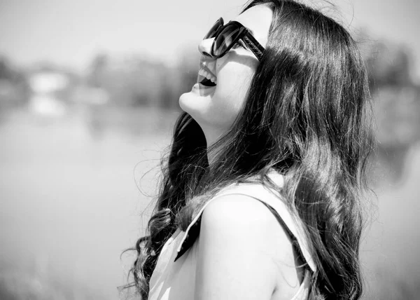 Modern Arap kadın yaşam tarzı, rahatlama günü. Yazın haftasonu çok güzel bir kız. Kız mutluluğu hisset ve rahatla.