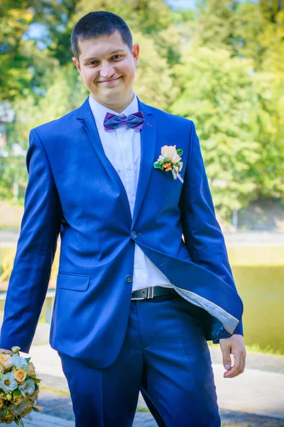 Glücklicher Junger Bräutigam Bei Seiner Hochzeit Park — Stockfoto