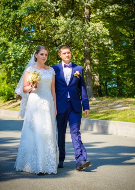 Keyifli öpücüklere sahip güzel bir düğün çifti. İhtiyacın olan tek şey aşk. Artı boyut hassasiyeti gelin ve genç damat.