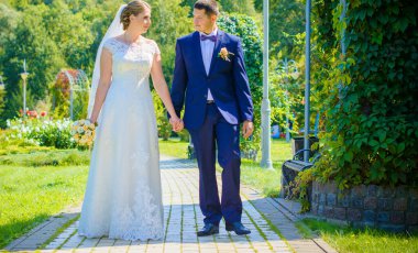 Keyifli öpücüklere sahip güzel bir düğün çifti. İhtiyacın olan tek şey aşk. Artı boyut hassasiyeti gelin ve genç damat.