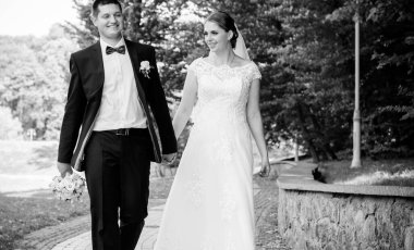 Keyifli öpücüklere sahip güzel bir düğün çifti. İhtiyacın olan tek şey aşk. Artı boyut hassasiyeti gelin ve genç damat.