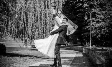 Keyifli öpücüklere sahip güzel bir düğün çifti. İhtiyacın olan tek şey aşk. Artı boyut hassasiyeti gelin ve genç damat.