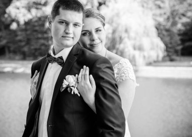 Keyifli öpücüklere sahip güzel bir düğün çifti. İhtiyacın olan tek şey aşk. Artı boyut hassasiyeti gelin ve genç damat.