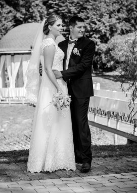 Keyifli öpücüklere sahip güzel bir düğün çifti. İhtiyacın olan tek şey aşk. Artı boyut hassasiyeti gelin ve genç damat.