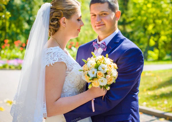 Bruiloft Mooi Paar Met Goed Humeur Kussen Een Natuur Liefde — Stockfoto