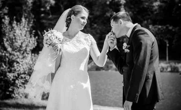Hochzeit Schönes Paar Mit Guter Laune Küsse Der Natur Liebe — Stockfoto