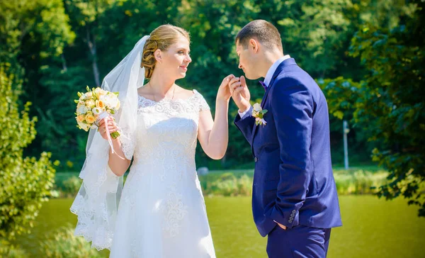 Svatba Krásný Pár Dobrou Náladou Polibky Přírodu Láska Vše Potřebuješ — Stock fotografie