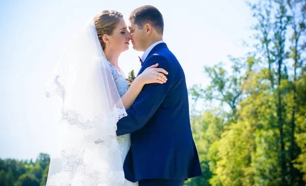 Svatba Krásný Pár Dobrou Náladou Polibky Přírodu Láska Vše Potřebuješ — Stock fotografie