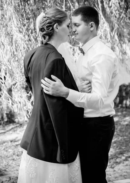 良い気分で結婚式の美しいカップルは 自然の上でキス 愛だけが必要なのです プラスサイズ優しさの花嫁と若い新郎 — ストック写真