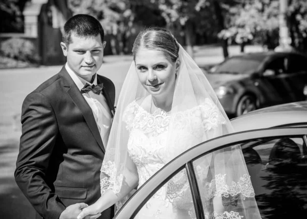 Novia Feliz Novio Después Ceremonia Boda Groom Más Joven Que — Foto de Stock