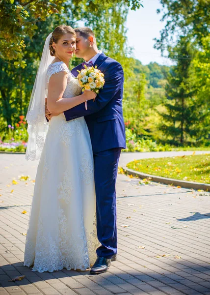 Glückliche Braut Und Bräutigam Nach Der Trauung Bräutigam Ist Jünger — Stockfoto