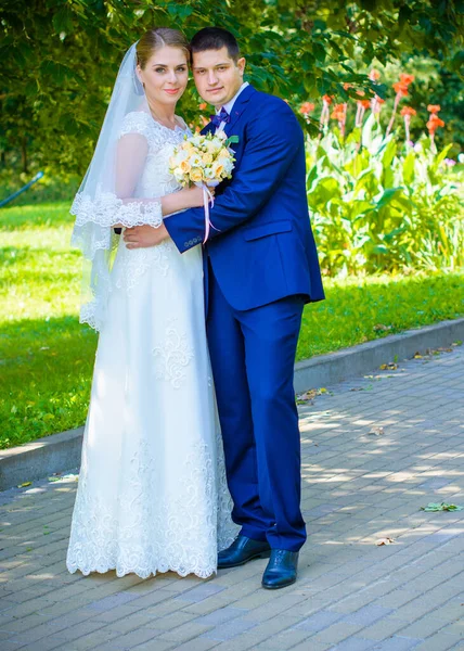 Noiva Feliz Noivo Após Cerimônia Casamento Groom Mais Jovem Que — Fotografia de Stock
