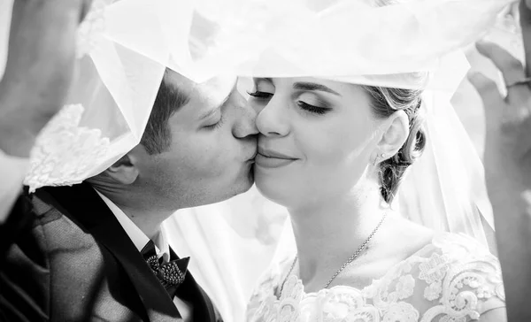 婚礼后新娘和新郎快乐 新郎比新娘年轻 新婚夫妇 新婚夫妇在公园接吻 — 图库照片