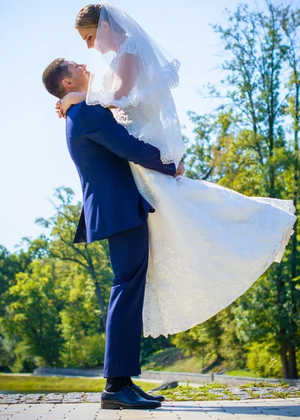 Noiva Feliz Noivo Após Cerimônia Casamento Groom Mais Jovem Que — Fotografia de Stock