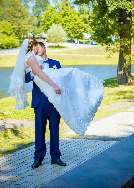 결혼식 신부와 신부보다 어리다 공원에서 키스하는 — 스톡 사진