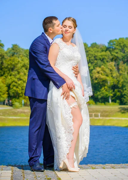 Glückliche Braut Und Bräutigam Nach Der Trauung Bräutigam Ist Jünger — Stockfoto