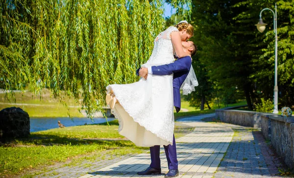 Düğün Sonrası Mutlu Gelin Damat Damat Gelinden Daha Genç Düğün — Stok fotoğraf
