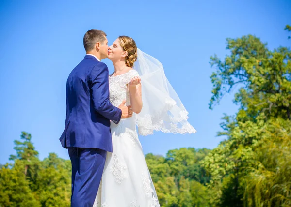 Glückliche Braut Und Bräutigam Nach Der Trauung Bräutigam Ist Jünger — Stockfoto