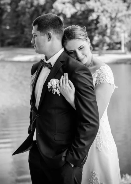 Щаслива Наречена Наречений Після Весільної Церемонії Весілля Молодята Парку Цілуються — стокове фото
