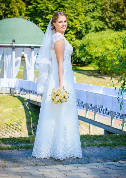 Šťastná Nevěsta Ženich Svatebním Obřadu Ženich Mladší Než Nevěsta Svatební — Stock fotografie